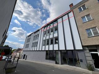 Recent dak-appartement met een bijzonder groot, zuid georiënteerd terras (met een exceptioneel zicht over Gavere).<br />Aangename leefruimte met open keuken, die beiden aansluiten op het brede zonneterras. De hoge ruimtes garanderen het aangename loftgevoel. <br />Eveneens : twee slaapkamers, berging, badkamer met afzonderlijk toilet. <br />Technisch hoogwaardig, met een uitstekende EPC, en o.a. deels zonnewerend glas en privatieve zonnepanelen met een vermogen van 590 Wp.<br /><br />Uitstekende ligging: op 20 m van de vernieuwde Gaverse Markt - dus nabij horeca, winkels, bakkers, Carrefour, ... Eveneens op amper 100 m van het Gaverse mobipunt.<br /><br />Inbegrepen : overdekte staanplaats (ter waarde van 45 euro / maand).<br /><br />Kortom: eigentijds wonen.<br /><br />Vaste kosten (provisie) bedragen 65 euro / maand.