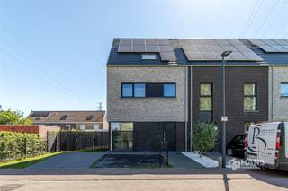 <p><span>Rustig wonen in een groene en kindvriendelijke omgeving, zonder in te boeten aan bereikbaarheid? In deze aangename woonwijk in Lier geniet je van het beste van twee werelden. Winkels, scholen, openbaar vervoer en belangrijke invalswegen bevinden zich op korte afstand, waardoor je hier comfortabel woont met alles binnen handbereik.</span></p><p><span>De woning werd opgeleverd in 2024 en verkeert in onberispelijke staat. Dankzij de recente bouw ben je verzekerd van hedendaags wooncomfort en uitstekende energieprestaties. Zo is het dak conform geïsoleerd met 20 cm minerale wol en uitgerust met 9 zonnepanelen, beschikken de aluminium ramen over driedubbele beglazing en is de elektriciteit conform. Daarnaast werden de muren geïsoleerd met 10 cm PUR, de vloer van het gelijkvloers met 12 cm PUR en is er een ventilatiesysteem type D aanwezig. De airconditioning op het gelijkvloers zorgt bovendien voor extra comfort tijdens warme zomerdagen. Al deze elementen resulteren in een uiterst gunstige EPC-score.</span></p><p><span>Je komt binnen in de inkomhal met ingemaakte vestiairekast en een apart gastentoilet. Vervolgens betreed je de lichtrijke leefruimte met open, volledig ingerichte keuken, samen goed voor een royale oppervlakte van 44 m². De keuken is voorzien van alle hedendaags comfort en beschikt over een aansluitende berging van 2 m². Achteraan heb je toegang tot de L-vormige, oost-georiënteerde tuin van 140 m². Op de eerste verdieping bevinden zich drie slaapkamers van respectievelijk 9 m², 9 m² en 12 m². De verzorgde badkamer van 5 m² is uitgerust met een ligbad, inloopdouche, dubbele lavabo en handdoekdroger. De bovenverdieping vormt een absolute meerwaarde en herbergt een polyvalente ruimte van maar liefst 35 m². Deze kan perfect dienstdoen als vierde slaapkamer, hobbyruimte of bureau.</span></p><p><span>Als extra troef beschikt de woning over een private autostaanplaats met laadpaal vlak voor de deur.</span></p><p><span>Ben je op zoek naar een recente, energiezuinige woning waar je zonder zorgen je intrek kan nemen? Mis deze kans niet! Bewoonbare opp. 154 m² – ref.: bruto vloeropp. Voor meer info of een gratis schatting surf naar </span><span><span>www.hansimmo.be</span></span></p><p><span> </span></p>
