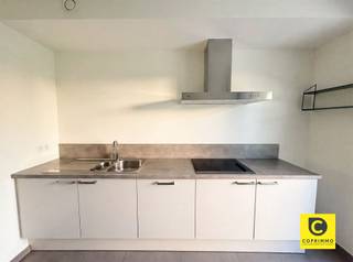 <p><span>Gelijkvloers 1-slaapkamerappartement met ruime tuin</span></p><p><span>Dit aangename 1-slaapkamerappartement bevindt zich op het gelijkvloers in een gegeerde en rustige buurt in Berchem. Dankzij de ruime tuin, de praktische indeling en de aangename lichtinval is dit appartement ideaal voor wie op zoek is naar comfortabel wonen met een buitenruimte.</span><span> </span></p><p><span> </span></p><p><span> </span></p><p><span>Leefruimte en keuken</span></p><p><span>De leefruimte bevindt zich aan de straatzijde en geniet dankzij de drie grote raampartijen van een mooie natuurlijke lichtinval. Aansluitend bevindt zich de praktische keuken, uitgerust met een ingebouwde vaatwasser, oven, koelkast en kookplaat.</span></p><p><span> </span></p><p><span>De keuken geeft toegang tot een aparte berging, waar tevens een aansluiting voor een wasmachine is voorzien.</span></p><p><span> </span></p><p><span> </span></p><p><span>Slaapkamer en badkamer</span></p><p><span>De ruime slaapkamer bevindt zich aan de achterzijde van het appartement en grenst rechtstreeks aan de tuin. Het rustgevende zicht op de tuin zorgt voor een aangename en ontspannen sfeer. Via de grote glazen deur heeft u bovendien rechtstreeks toegang tot de tuin en geniet de slaapkamer van een optimale lichtinval.</span></p><p><span> </span></p><p><span>De ruime badkamer is uitgerust met een enkele lavabo, een ligbad met douchevoorziening. Dankzij de royale oppervlakte biedt de badkamer voldoende comfort en bewegingsruimte.</span></p><p><span> </span></p><p><span> </span></p><p><span>Buitenruimte</span></p><p><span>Een absolute troef van dit appartement is de ruime tuin, waar u in alle rust kunt genieten. De directe toegang vanuit de slaapkamer maakt deze buitenruimte bovendien bijzonder praktisch.</span><span> </span></p><p><span> </span></p><p><span> </span></p><p><span>Huurprijs en beschikbaarheid</span></p><p><span>Huurprijs: €975/maand</span></p><p><span>Provisie: €125/maand</span></p><p><span>Beschikbaar: 01/11/2026</span></p><p><span> </span></p><p><span> </span></p><p><span> </span></p>
