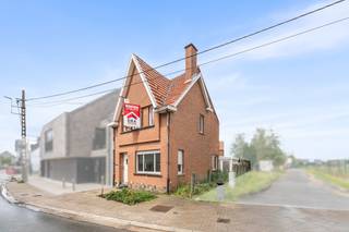 <p>Te koop: halfopen woning in Lebbeke, gelegen in de woonkern en nabij scholen, openbaar vervoer en invalswegen.</p>
<p>Deze gerenoveerde woning biedt een praktische indeling met zowel boven als beneden een badkamer. De gelijkvloerse slaapkamer maakt het pand geschikt voor diverse levensfases, terwijl de ruime zolder van 31 m² mogelijkheden biedt voor een grote vierde kamer. De ligging in Lebbeke zorgt voor een vlotte verbinding met het treinstation en omliggende gemeenten.</p>
<p>Belangrijkste ruimtes:<br />• Inkomhal (8 m²)<br />• Living (20 m²) met toegang tot veranda (10 m²)<br />• Keuken (11 m²) met dubbele spoelbak, dampkap, koelkast, oven, ontbijthoek en ingemaakte kasten<br />• Gelijkvloerse slaapkamer (14 m²)<br />• Badkamer beneden (5 m²) met douche, toilet en wastafel<br />• Twee slaapkamers boven (18 m² en 11 m²)<br />• Badkamer boven (7 m²) met ligbad, toilet en wastafel in meubel<br />• Dressing (1 m²)<br />• Zolder (31 m²) met uitbreidingsmogelijkheden<br />• Tuin (100 m²)</p>
<p>Troeven:<br />• Gerenoveerd<br />• Twee badkamers, zowel boven als beneden<br />• Zolder met potentieel voor extra grote kamer en gelijkvloerse slaapkamer aanwezig</p>
<p>Neem vandaag nog contact op met je ERA-makelaar voor een bezoek.</p>