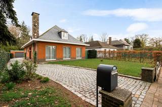 Op zoek naar ruimte, comfort én een centrale ligging? Deze vrijstaande woning in Kapellen heeft het allemaal en meer. Gelegen op een uitstekende locatie vlakbij winkels, scholen en openbaar vervoer, woont u hier rustig én toch overal dichtbij.<br /><br />Via de ruime inkomhal komt u binnen in een lichtrijke leefruimte waar het meteen aangenaam vertoeven is. De aansluitende keuken biedt tal van mogelijkheden om volledig naar eigen smaak te moderniseren en in te richten.<br /><br />Met maar liefst vijf volwaardige slaapkamers is deze woning ideaal voor grote gezinnen, thuiswerkers of wie gewoon graag extra ruimte heeft. Extra troef: dankzij de doordachte indeling met twee slaapkamers en een badkamer op het gelijkvloers, is levenslang wonen hier perfect mogelijk.<br /><br />De aanwezigheid van twee badkamers zorgt bovendien voor extra comfort en vlot dagelijks gebruik.<br /><br />Verder beschikt de woning over een praktische kelder, ideaal voor stockage.<br /><br />Buiten vindt u een aparte dubbele garage en voldoende parkeermogelijkheden. De tuin vormt de perfecte plek om te ontspannen en te genieten van rust en privacy.<br /><br />De woning is momenteel verhuurd, wat dit ook interessant maakt als investering.<br /><br />Kortom: een ruime, veelzijdige woning met enorm veel potentieel op een topligging in Kapellen.<br /><br />Interesse? Contacteer ons snel en ontdek zelf de mogelijkheden!