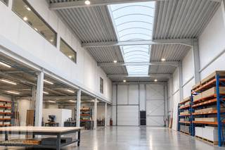 Uitstekend gelegen stand-alone bedrijfsgebouw op een eigen terrein van 7.000 m², strategisch gelegen te Lummen nabij het Klaverblad en de belangrijkste verkeersassen. De site omvat een multifunctionele loods van 1.017 m² en 385 m² instapklare kantoren, aangevuld met een ruime verharde buitenzone, 15 parkeerplaatsen, laadpalen en mogelijkheden voor buitenopslag. Tevens zijn er uitbreidingsmogelijkheden.<br /><br />De loods beschikt over een vrije hoogte van 7,50 m, 2 sectionaalpoorten van 4 m x 4,50 m en een vloer met een draagkracht van 2,5 ton/m². Verder voorzien van lichtstraten met rookluiken, LED-verlichting, perslucht en afzuiging/ventilatie. De loods beschikt over brandklasse C.<br /><br />De aansluitende kantoren van 385 m² zijn volledig instapklaar en genieten dankzij de grote raampartijen van veel natuurlijke lichtinval. De kantoorruimte omvat een landschapskantoor, vergaderruimte, keuken en sanitair. Verwarming en koeling zijn voorzien via duo-units en warmtepompen. Daarnaast beschikt het gebouw over zonnepanelen.<br /><br />De ruime verharde buitenzone biedt voldoende ruimte voor parkeren, manoeuvreren en buitenopslag. Dankzij de combinatie van de eigen grond, ruime opslag- en kantooroppervlakte, buitenruimte en uitbreidingsmogelijkheden is dit een unieke bedrijfssite in zijn soort, geschikt voor diverse professionele activiteiten.<br /><br />Contacteer PANORAMA B2B voor bijkomende inlichtingen of een vrijblijvend plaatsbezoek 0474 17 17 15.