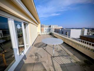 <h3>Penthouse te koop in Koksijde met frontaal zeezicht en 30m² zonneterras</h3>
<p>Uniek samengevoegd penthouse (voorheen twee dakappartementen) gelegen in de Vredestraat in <span><span>Koksijde</span></span>.</p>
<p>Dit uitzonderlijke eigendom biedt <strong>139 m² bewoonbare oppervlakte</strong>, een <strong>ruim zonneterras van 30 m²</strong> én balkon met <strong>100% frontaal zeezicht</strong> – een zeldzame combinatie aan de Belgische kust.</p>
<p>Indeling: ruime en lichtrijke leefruimte met zicht op zee, open keuken, meerdere slaapkamers, badkamer , zonnige terras.</p>
<p><strong>Extra troeven:</strong></p>
<ul>
<li>
<p>Grote garage inbegrepen in de prijs</p>
</li>
<li>
<p>Twee private kelders inbegrepen</p>
</li>
<li>
<p>Veel lichtinval</p>
</li>
<li>
<p>Ideaal als vaste woonst, tweede verblijf of investering</p>
</li>
</ul>
<p>Een uitzonderlijke opportuniteit voor wie een penthouse met zeezicht te koop zoekt in Koksijde.</p>
