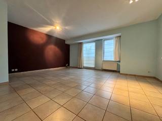 Dit appartement is gelegen op de 2de verdieping van een kleine residentie in het centrum van Leuven. <br /><br />Het appartement bestaat uit: lift - inkomhal met ingebouwde kast - living - keuken - afzonderlijk toilet - badkamer - 2 slaapkamers, waarvan 1 voorzien is van een groot terras. <br /><br />Ook is er een kelderberging en een ondergrondse afgesloten autostandplaats. <br /><br />Troeven van dit appartement: <br />- gelegen in het centrum met een ondergrondse autostandplaats<br />- centrale verwarming op aardgas <br />- EPC-label B