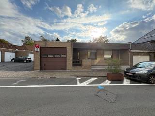 <strong>Roeselare - Bungalow op 565m² met ruime garage en 2 slaapkamers te koop.</strong><br /><br /><strong>Indeling:</strong><br />Inkom, apart toilet, living met open haard, keuken, 2 slaapkamers, badkamer, atelier/extra slaapkamer en garage<br /><br />+ Ruime zuid gerichte tuin