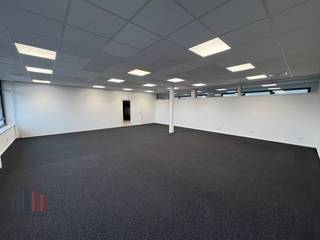 Instapklare kantoorruimte met een totale oppervlakte van 270 m² te huur. Deze aantrekkelijke ruimte is uitstekend gelegen <strong>vlak naast de E40 </strong>en op slechts 1 minuut rijden van afrit 14 Sint-Denijs-Westrem, waardoor een snelle verbinding gegarandeerd is. Ook met het openbaar vervoer is deze locatie vlot bereikbaar.<br /><br />Het kantoor bevindt zich aan de voorzijde van het gebouw en op de tweede verdieping, daarnaast is het <strong>praktisch ingedeeld</strong> in twee grote aparte ruimtes. Deze indeling biedt een landschapskantoor, een vergaderzaal en een afzonderlijk bureel . De ruimte beschikt verder over moderne faciliteiten, waaronder airco, een nieuwe kitchenette &amp; sanitair en grote raampartijen die zorgen voor een lichtrijke werkomgeving. Tevens zijn er ruime parkeermogelijkheden beschikbaar bij het gebouw. <strong>Onmiddellijk beschikbaar</strong>!<br /><br />Heeft u interesse? Neem vandaag nog contact op met PANORAMA B2B GENT KANTOREN voor meer (technische) informatie, gedetailleerde plannen of om een vrijblijvend plaatsbezoek in te plannen via <strong>0477 44 39 30</strong>. 