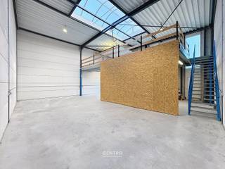 <div><span><strong><span><span><span><span><span><span><span><span><span><span><span><span>Recent MAGAZIJN (142m²), inclusief 2 parkeerplaatsen te Uitkerke!</span></span></span></span></span></span></span></span></span></span></span></span></strong></span></div>
<div><u><strong>Benaderende bruto-AFMETINGEN: </strong></u><br />12m breed x 12m diep.<br />tussenverdieping: Circa 70m2.<br />2 parkeerplaatsen.<br /><br /><u><strong>AFWERKING:</strong></u>
<ul>
<li>Stalen Constructie. </li>
<li>Gevelwanden in grote (10cm) sandwichpanelen met grote (10cm) betonplint (op 1,4m hoog).</li>
<li>besloten (4cm XPS) vloerplaat, voldoende voldaan wordt aan de EPB-norm voor industriële gebouwen.</li>
<li>Gepolierde en gewapende betonvloer (15cm), in vakken gezaagd om krimpscheuren tot een minimum te herleiden.</li>
<li>Installatie (10cm PIR) plat dak (2 laagse dakverdichting) met centrale lichtstraat (dubbelwandige polycarbonaat platen), voorzien voor extra belasting van zonnepanelen 20kg/m2.</li>
<li>1 gelijktijdige, elektrische sectionaalpoort (h: 4,5m; b: 4m). </li>
<li>Afzonderlijke aluminium inkomdeur met raam, voorzien van aluminium schrijnwerk en hoogrendementsbeglazing. </li>
<li>Vrije hoogte van 7m, muurhoogte: 7,91m. </li>
<li><strong>16 ZONNEPANELEN aanwezig!</strong></li>
<li>Elektriciteit goedgekeurd.</li>
</ul>
<br /><strong>Brandklasse C:</strong> voldoet aan de sterkte brandweernormen! Alle activiteiten mogelijk.<br /><br /><u><strong>NUTSVOORZIENINGEN:</strong></u><br />Alle voorzieningen zijn getroffen voor aansluiting van stadswater, elektriciteit (3 x 400V, 32A), internet. <br />Er is een gescheiden rioleringsstelsel voorzien voor afvoer regenwater en afvalwater. Er is een afvoer voorzien voor sanitaire module.<br />Er is een RW-put van 15.000 liter voorzien. Deze regenput is voorzien van een aanzuigleiding socarex.<br /><br /><u><strong>BESTEMMING:</strong></u><br />De zone is bedoeld voor kleine en middelgrote ondernemingen.<br />Géén kleinhandel en autonome toonzalen.<br /><br /><u><strong>LIGGING: </strong></u><strong>VLOTTE verbindingsmogelijkheden!</strong><br />Op enkele honderden meters van N32 (Brugge-Roeselare)<br />Op enkele kilometers van autosnelwegen E403/E40/A11.<br /><br />Aarzel zeker niet om ons te contacteren voor verdere info en/of een bezoek aan dit interessante magazijn te Uitkerke (Blankenberge): 050/70.01.02 - info@centro.be.</div>