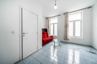 We Invest a le plaisir de vous présenter cet appartement 1 chambre à proximité du centre historique de Bruxelles. <br />Le bien bénéficie d'une situation géographique stratégique (proximité avec le Quai des Charbonnage &amp; le Quartier Dansaert), ainsi que d'une excellente desserve (tram|métro|gare). L'appartement se situe au rez-de-chaussée, dans une rue calme, dans une petite copropriété de 4 niveaux, sans ascenseur et SANS provision de charges. L'appartement de  ±66m² se compose comme suit: hall d'entrée, séjour/living, cuisine, la chambre et, water-closet séparé et la salle de bain. Un beau jardin, bien orienté, complète ce bien. Pas d'irrégularité urbanistique, selon RU de février 2026. Actuellement loué, l'acquéreur bénéficiera de la jouissance du bien par la perception des loyers ou communiquera le renom aux preneurs pour occupation personnelle afin d'en profiter personnellement. Electricité conforme. PEB G avec 1.102 kwh/(m² .an). Grâce à sa situation stratégique, à proximité des commerces, des transports en commun, des écoles ainsi que des principaux axes de circulation, cet immeuble représente une excellente opportunité pour tout investisseur ou personne à la recherche d'une situation géographique centrale. Notez enfin que de légers rafraîchissements et un réaménagement des espaces seront à prévoir. Cave également disponible (+2.000€). Info et visites: maxime.l@weinvest.be | 02 315 77 22