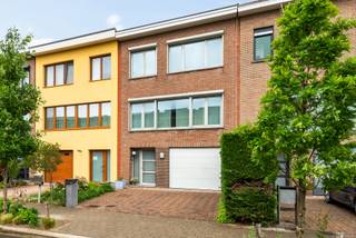 Bent u op zoek naar een ruime en praktisch ingedeelde woning op een uitstekende ligging in Aartselaar?Dan is deze verzorgde bel-etagewoning in de...