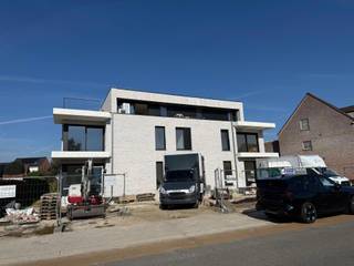 <p><strong>NIEUWBOUWAPPARTEMENT TE HUUR – CENTRUM RETIE</strong></p>
<p>📍 Laarstraat 8, Retie</p>
<p>Modern en energiezuinig <strong>1-slaapkamerappartement op het gelijkvloers</strong>, gelegen op wandelafstand van talrijke voorzieningen. Het appartement voelt bijzonder ruim aan en beschikt over een <strong>groot terras van bijna 14 m²</strong>, met prachtig uitzicht op een aangelegde tuin.</p>
<p><strong>Indeling & troeven:</strong></p>
<ul>
<li>
<p>Ruime slaapkamer aan de achterzijde</p>
</li>
<li>
<p>Lichtrijke leefruimte met volledig uitgeruste keuken</p>
</li>
<li>
<p>BORA-kookplaat met geïntegreerde afzuiging</p>
</li>
<li>
<p>Combi-oven, vaatwasser en ingebouwde koelkast met vriesvak</p>
</li>
<li>
<p>Badkamer met inloopdouche, enkel meubel en handdoekdroger</p>
</li>
<li>
<p>Apart toilet</p>
</li>
<li>
<p>Technische ruimte met aansluitingen voor wasmachine en droogkast</p>
</li>
<li>
<p>Groot terras van ±14 m² met zicht op de tuin</p>
</li>
<li>
<p>Ondergrondse parkeerplaats en private berging</p>
</li>
<li>
<p>Gemeenschappelijke fietsenstalling</p>
</li>
<li>
<p>Vloerverwarming via warmtepomp</p>
</li>
<li>
<p>EPC in opmaak – verwacht E-peil 20 à 30</p>
</li>
</ul>
<p>💶 <strong>Huurprijs:</strong> €950/maand<br />🏢 <strong>Gemeenschappelijke kosten:</strong> €100/maand<br />🚗 <strong>Ondergrondse parkeerplaats:</strong> €50/maand<br />🔑 <strong>Huurwaarborg:</strong> 3 maanden<br />📅 <strong>Beschikbaar vanaf 1 november</strong></p>
<p>Een comfortabel en energiezuinig nieuwbouwappartement op een uitstekende locatie in het centrum van Retie.</p>