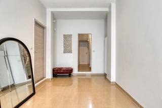 TE KOOP: woning met 3 ruime slaapkamers, 2 badkamers en 2 koeren<br /><br />Indeling: <br /><br />Gelijkvloers:<br />- ruime inkomhal<br />- woonkamer met veel lichtinval<br />- volledig uitgeruste keuken<br />- badkamer 1 met douche en toilet<br />- koer 1<br />- bergplaats met aansluiting voor wasmachine en droogkast<br />- koer 2<br /><br />Verdieping 1:<br />- nachthal<br />- slaapkamer 1 (ca 16m²)<br />- slaapkamer 2 (ca 15m²)<br />- badkamer met ligbad<br /><br />Tweede verdieping:<br />- Master Bedroom met ligbad (ca 30m²)<br /><br />Verder is er nog een kelder aanwezig<br /><br />Bijzonderheden:<br />- alarmsysteem met camera's<br />- gerenoveerd in 2019<br />- verwarming op aardgas<br />- 2 badkamers<br />- 2 koeren<br />- zeer goed onderhouden woning<br /><br />Bent u geïnteresseerd in dit vastgoed te koop in 2850 Boom? Aarzel dan niet om contact met ons op te nemen.<br />Wenst u uw eigendom ook te koop of te huur te stellen? Steeds tot uw dienst om u verder te helpen met al uw vragen over vastgoed!<br /><br />Bestuursmaatregelen in het maatregelenregister: nee