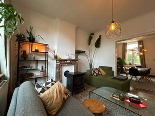 ! BEZOEKSTOP ! <br />Welkom in deze karaktervolle, vrijstaande woning waar hedendaags comfort en authentieke charme perfect samenkomen. Een ruime en sfeervolle thuis met onder meer 3 slaapkamers, een bureelruimte en verrassend veel bergruimte.<br />Op het ruime perceel geniet je van een mooie, zuidwestgerichte tuin met voldoende parkeermogelijkheden. Een extra troef die zorgt voor mogelijkheden én gemak.<br /><br />Gunstig gelegen, vlot bereikbaar en vooral: een bijzonder aangename plek om thuis te komen.<br /><br />🗝️ 𝗣𝗿𝗮𝗸𝘁𝗶𝘀𝗰𝗵𝗲 𝗵𝘂𝘂𝗿𝗶𝗻𝗳𝗼𝗿𝗺𝗮𝘁𝗶𝗲<br />Huurprijs: € 1 350 p.m. | Beschikbaar vanaf 1 december ‘26<br />Hwb: 3 maanden | EPC-label D<br />HC.: woninghuur (1 jaar overgaand in 9 jaar) <br />Plaatsbeschrijving door expert op gem. kosten (50/50) <br /><br />✨ 𝗗𝗶𝘃𝗲𝗿𝘀𝗲𝗻:<br />Centrale verwarming op gas met radiatoren | Individuele tellers E + G+ W <br />Draai- kiepramen in PVC met HR-beglazing | C.A. voor verhuur aanwezig <br />Tuinonderhoud ten laste van huurder - verhuurder zorgt voor jaarlijks snoeien van hagen<br />Plaatsbeschrijving door expert op gemeenschappelijke kosten (€ 248,05 incl. 21% BTW per partij.)<br /><br />📞 Interesse? Contacteer ons snel voor een bezoek via mail mét vermelding telefoonnummer: info@dekrem.be.<br />Bekijk meer info op onze website: www.dekrem.be.