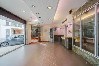 Bent u op zoek naar een commercieel pand met woonst en diverse mogelijkheden in het centrum van Wervik? Dit voormalig slagerspand combineert een ruime handelsruimte met een volwaardig woongedeelte en is ideaal voor zelfstandigen, ondernemers of investeerders die wonen en werken wensen te combineren.Op het gelijkvloers bevindt zich de voormalige slagerij met commerciële ruimte die zich perfect leent voor het verderzetten van een voedingszaak of het uitoefenen van een andere handelsactiviteit. Dankzij de praktische indeling, aanwezige werkruimte en ruime frigo’s biedt dit pand heel wat potentieel. Daarnaast beschikt het pand eveneens over een garage en extra bergruimte.IndelingGelijkvloers- Handelsruimte / voormalige slagerij- Werkplaats met ruime frigo’s- Berging / stockage- GarageEerste verdieping- Ruime leefruimte- Volledig geïnstalleerde keuken- Badkamer met douche en toilet- Ruim terras van ca. 50 m²Tweede verdieping- 3 slaapkamersDit pand kan onderhevig zijn aan de renovatieverplichting die door de Vlaamse overheid wordt opgelegd voor niet-residentiële gebouwen. Consulteer voor meer informatie de website van het Vlaams Energie- en Klimaatagentschap via https://www.energiesparen.be/nr/renovatieverplichting.Bent u op zoek naar bedrijfsvastgoed bestaande uit een handelspand met woonst te koop in Wervik? Aarzel dan niet om ons te contacteren op het nummer 056 21 11 11.Bestuursmaatregelen in het maatregelenregister: nee