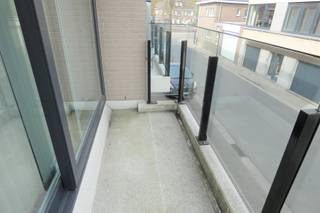 Lichtrijk en gezellig 2-slaapkamer appartement te Aalst in de nabijheid van winkels, scholen, openbaar vervoer en verbindingswegen. Dit appartement is gelegen op de eerste verdieping en eveneens toegankelijk met de lift. Indeling: ruime inkomhal (9,30m²), aparte toilet (1,50m²), leefruimte met totaal ingerichte open keuken voorzien van een enkele spoelbak, keramische kookplaat, dampkap, koelkast met vriesvak, vaatwasmachine en oven (40m²), aansluitend een terras vooraan (3,50m²) en achteraan (5m²), berging/wasplaats (2m²), 2 slaapkamers (10m² + 7,50m²) en badkamer met dubbele lavabo en ligbad (5m²). Het appartement kan bemeubeld verhuurd worden en is reeds voorzien van verlichting en raamdecoratie. De maandelijkse lasten bedragen 75€. Verder is er ook een afgesloten kelderberging inbegrepen en een staanplaats voor 1 wagen in de ondergrondse garage. Onmiddellijk beschikbaar! Voor meer informatie of een bezoek mail naar affligem@immoaccenta.be