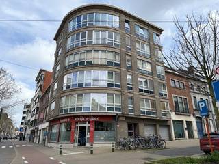 Dit ruime appartement (80m²) is ideaal gelegen dichtbij station Gent Sint-Pieters en het centrum. Voor de deur stopt het openbaar vervoer...