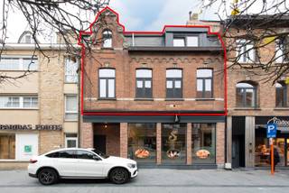 This large and bright duplex is conveniently located in the center of Nieuwpoort-Stad. The spacious living area, kitchen with dining area, and...