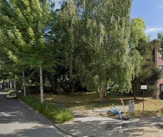 <p><span>Prachtig gelegen hoekperceel voor halfopen bebouwing in Aartselaar</span></p><p><span>Bent u op zoek naar de perfecte locatie om uw droomwoning te realiseren? Deze uitzonderlijke bouwgrond aan de residentiële Zwaluwenlaan in Aartselaar biedt een unieke kans. Met een mooie oppervlakte van 386 m² is dit perceel uitermate geschikt voor het oprichten van een stijlvolle en comfortabele halfopen bebouwing. Dankzij de unieke ligging op een hoek geniet u hier bovendien van extra lichtinval, privacy en tal van creatieve mogelijkheden bij het ontwerpen van uw toekomstige thuis.</span></p><p><span>Naast de ideale vormtroeven scoort deze grond ook uitstekend op vlak van locatie. U woont hier in een rustige, aangename buurt, maar geniet tegelijkertijd van een uiterst centrale ligging. Scholen, winkels en het gezellige centrum van Aartselaar bevinden zich in de directe nabijheid. Daarnaast bent u dankzij de uitstekende verbinding met grote invalswegen zoals de A12 en E19 in een mum van tijd in Antwerpen of Brussel.</span></p><p><span>Kortom: de ideale balans tussen rust, bereikbaarheid en potentieel. Grijp deze kans en leg hier de fundering voor uw toekomst. Neem vandaag nog contact met ons op voor meer informatie! Tel. 052 50 50 00</span></p>