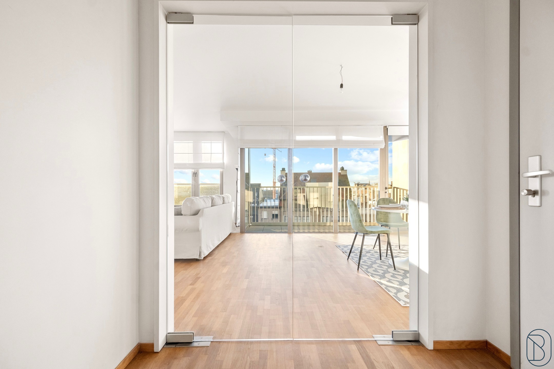 TOPGELEGEN APPARTEMENT met 2 slaapkamers en leuk ZONNETERRAS - foto 2