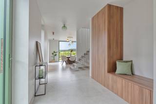 NIEUWBOUW WONING IN HALFOPEN VERBAND. Nieuwbouw woning in halfopen verband in Kerkom, een landelijke deelgemeente van Boutersem. De woningen worden opgetrokken in een moderne stijl en hebben een bruto vloeroppervlakte van 232m². Beide woningen zijn ontworpen om volop van daglicht te genieten en de leefruimte op het gelijkvloers met luxueus ingerichte keuken is volledig naar de tuin gericht. Op de verdieping zijn er 3 slaapkamers, waaronder een ruime master bedroom met en-suite badkamer en een gedeelde douchekamer tussen de twee andere kamers.
De tuinen met terras worden volledig aangelegd, net als de opritten vooraan de woningen die de nodige parkeerplaatsen bieden.
De woningen zijn gelegen op een mooi stuk grond dat achteraan uitgeeft op agrarisch gebied, De woningen worden volledig afgewerkt opgeleverd. Voor de inrichting zijn ruime budgetten voorzien, Ook de voor- en achtertuin, het terras en de oprit vooraan de woning worden volledig aangelegd.De woningen worden instapklaar en tot in de puntjes afgewerkt opgeleverd door Guilliams Construction Solutions. Daarom bouwen ze graag in nauwe samenwerking met de toekomstige bewoners, zodat zij hun eigen keuzes kunnen maken wat betreft de inrichting en de afwerking. Voor elke fase is er een ruim budget voorzien. Heeft u nog bijkomende wensen die niet binnen het standaardpakket vallen, dan zorgen zij voor een passende uitwerking op maat.