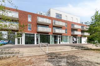 Ontdek dit uitzonderlijke penthouse in het project Leanderhof, centraal gelegen in Zwevegem. Dit recent gebouwde appartement combineert...