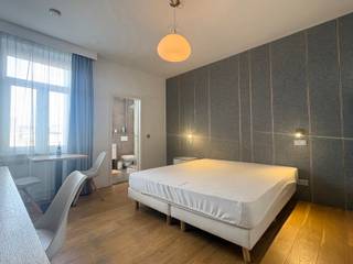 <p>In de wijk Sainte-Catherine, op een steenworp afstand van het historische centrum van Brussel, op de 5e verdieping van een gebouw met 6 verdiepingen, bieden wij u deze lumineuze studio van 27 m². Het bestaat uit een woonkamer, een ingerichte keuken en een aparte badkamer (lavabo, douche en toilet). Dubbele beglazing. EPC: E. Kosten: € 200/maand (all-in: gemeenschappelijke kosten, verwarming, warm en koud water en elektriciteit). Contract: minimaal 1 jaar. Direct beschikbaar. U zult gecharmeerd zijn van de lichtrijke woonkamer en de ligging. Kom snel eens kijken!</p>