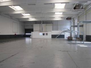 Magazijn van 1.001m² met 2 sectionaal poorten.Met te renoveren kantoren van 225m².Goed gelegen in de Haven van Antwerpen nabij de autosnelweg...