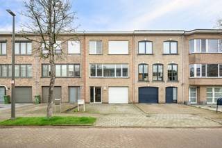 Deze ruime bel-etagewoning is gelegen in de Narcisstraat, een doodlopende straat in een rustige woonomgeving in Merksem. Aan de achterzijde...