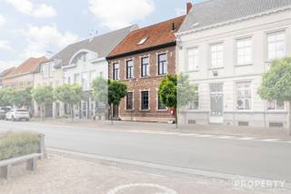 Ontdek dit grotendeels gerenoveerde handelshuis met woonst, gelegen op een absolute toplocatie in het hart van Wakken, pal aan het gezellige marktplein. Dankzij de uitstekende visibiliteit, de centrale ligging en de ruime parkeermogelijkheden voor de deur vormt dit pand de ideale uitvalsbasis voor wie wonen en ondernemen wil combineren. De eigendom beschikt over een bebouwde oppervlakte van maar liefst 350 m² op een perceel van 183 m² en biedt tal van mogelijkheden voor uiteenlopende commerciële activiteiten. Bij het betreden van het pand springt meteen de sfeervolle handelsruimte in het oog. Authentieke elementen zoals de prachtig gerestaureerde bakstenen muren, de karaktervolle houten balken en de stijlvol afgewerkte bar met visgraatmotief creëren een warme en uitnodigende sfeer. De grote raampartijen zorgen voor een overvloed aan natuurlijk daglicht en bieden een prachtig uitzicht op het marktplein, wat de commerciële aantrekkingskracht van deze locatie alleen maar versterkt. Verder beschikt het gelijkvloers over een ingerichte keuken, meerdere sanitaire voorzieningen, praktische bergruimtes en een ruime kelder met extra stockagemogelijkheden. Op de verdieping bevindt zich de woonst met een ruime leefruimte, twee volwaardige slaapkamers en een badkamer. Daarnaast beschikt het pand over een volledig geïsoleerde zolder, die eenvoudig kan worden ingericht als extra slaapkamers of een hobbyruimte. Dankzij de doordachte indeling leent deze eigendom zich perfect voor wie wonen en werken onder één dak wil combineren of op zoek is naar een handelspand met uitbreidingsmogelijkheden. Kortom, een uniek handelshuis met woonst waar ruimte, karakter en een uitstekende commerciële ligging samenkomen. Mis deze zeldzame opportuniteit in het centrum van Wakken niet en contacteer ons via 056 96 08 00 of info@property-vastgoed.be voor meer informatie of een vrijblijvend bezoek.