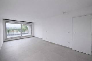 Dit nieuwbouwappartement maakt deel uit van een kleinschalige residentie in centrum Nazareth. Dankzij de centrale ligging bevindt u zich op wandelafstand van het station, winkels en andere voorzieningen. Bovendien is er een vlotte verbinding naar belangrijke invalswegen. <br /><br />Dit appartement gelegen op de eerste verdieping omvat: inkomhal met gastentoilet, lichtrijke leefruimte met open, ingerichte keuken voorzien van hoogwaardige toestellen en die toegang biedt tot terras (6,26m²), berging, badkamer met inloopdouche en dubbel lavabomeubel en 2 slaapkamers. Bij dit appartement hoort een autostaanplaats.<br /><br />Troeven:
<ul>
	<li>Nieuwbouw met energiezuinige voorzieningen (zonnepanelen, warmtepomp, ventilatiesysteem, ...)</li>
	<li>Moderne afwerking en kwalitatieve materialen</li>
	<li>Centrale en vlot bereikbare ligging</li>
	<li>Autostaanplaats</li>
</ul>
De gemeenschappelijke lasten bedragen € 90/ maand.<br /><br />Beschikbaar: 01/07/2026<br /><br />Interesse? Neem gerust contact op voor meer informatie of om tijdig uw bezoek in te plannen.