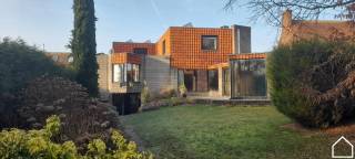 Een verborgen villa met praktijkruimte, bijgebouw en loods in het centrum van Moorslede ook wel de 'groene long' genoemd op maar liefst 1461m². Deze unieke eigendom biedt de kans om te genieten van een ongekend ruime levensstijl te midden van alle voorzieningen. Met zijn 4 SLPKS, praktijkruimte, bijgebouw (eventueel hobbyruimte of kangoeroewoning) en loods biedt het pand tal van mogelijkheden aan. Deze woning is 'instapklaar', want met zijn gunstig EPC is er geen renovatieplicht aan gebonden.<br />ONTDEK DE VASTGOEDVIDEO; https://youtu.be/zcMC8s54jok<br />INDELING:<br />GELIJKVLOERS;<br />Praktijkruimte met zicht en toegang op de tuin (21,4m²) - sanitair bestaande uit een inloopdouche, enkele wasmeubel (4,2m²) - berging (4,3m²) - toilet - garage met automatische sectionale poort (plaats voor 3 auto's) (93,1m²) - grote tuin ong. 3.000m² (in optie aan te kopen)<br />WOONVERDIEP;<br />Traphal (9,2m²) - bureau/slaapkamer (40,3m²) - inkomhal met apart toilet en spoelbakje + vestiaire (30m²) - leefruimte met houtkachel (58,3m²) - keuken met vaatwasser, oven, microgolf, koelkast, diepvries, droogkast, dampkap en vitro keramisch kookplaat (14,1m²) - binnenzwembad met omkleedruimte (54,9m²) <br />SLAAPVERDIEP;<br />Nachthal (6,3m²) - 3 slaapkamers (40,5m² - 30,2m² - 15,2m²) + ensuite badkamer met ligbad, toilet en enkele lavabo (6,3m²) - douchekamer bestaande uit douchecel en enkele lavabo (2,4m²) <br />TE RENOVEREN KANGOEROEWONING/HOBBYRUIMTE;<br />Polyvalente overdekte ruimte met sanitair gedeelte (57,6m²) - Loods (plaatst voor 2 auto's of voor een mobilhome) (90,6m²)<br />
Extra: 4 parkeerplaatsen op de parking naast de loods, eigen ingang via de tuin met een eigen straat die op de parking uitkomt, warmtepomp, 24 zonnepanelen, alarmsysteem, oostgerichte tuin met uitweg en parking, gunstig EPC waardoor er geen renovatieplicht is, vloerverwarming op het woonverdiep, convectoren op stookolie, bijgebouw wordt verwarm op gas, optie om tuin extra aan te kopen van 2.911m² die achter de woning ligt,...<br />Interesse in deze woning? Contacteer Maxim via maxim@partnersinvastgoed.be of telefonisch via 0474/40.15.79<br />