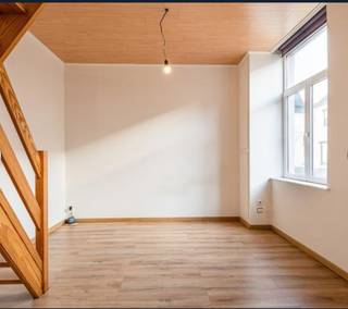 Bezoeken kunnen niet telefonisch ingepland worden, huurprofiel is verplicht: klik op BEZOEK AANVRAGEN via de volgende link: https://www.albert.immo/listing/dwelling-for-rent-9230-wetteren-7791800 en maak een huurprofiel aan. Je zal een uitnodiging krijgen voor het bezoekmoment. <br /><br />Ben je op zoek naar een instapklare, volledig gerenoveerde woning met 2 slaapkamers, met een uitstekende energiewaarde (EPC B), een zonnige en lichtrijke oriëntatie en een goede ligging nabij het Station en centrum van Wetteren? Zoek niet verder! Deze woning te Korte Massemsesteenweg 18 heeft wat je zoekt.<br /><br />Indeling gelijkvloers:<br />- Woonkamer<br />- Uitgeruste keuken<br />- Eetkamer<br />- Berging met handige achteringang<br /><br />Indeling eerste verdieping:<br />- Nachthal<br />- 2 slaapkamers<br />- Badkamer met ligbad<br /><br />Bijzonderheden:<br />- EPC B<br />- Kelder<br />- Zolder<br />- Zonnepanelen<br />- Nieuwe gascondensatieketel<br />- Goede ligging nabij het centrum, het station van Wetteren, winkels, scholen, restaurants, oprit E40, etc.<br /><br />Mis deze kans niet en plan vandaag nog jouw bezoek in.<br /><br />Bij Albert kom je thuis