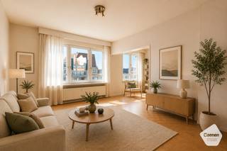 Dit <strong>volledig te renoveren appartement </strong>is gelegen op een <strong>gunstige ligging</strong> en biedt dankzij de <strong>functionele indeling en diverse mogelijkheden </strong>een uitstekende basis om een comfortabele en moderne woonst te creëren. Het appartement dient <strong>grondig gerenoveerd</strong> te worden, waardoor u de mogelijkheid heeft om de inrichting en afwerking volledig naar eigen smaak en wensen te bepalen.<br /><br />Via de inkomhal bereikt u de <strong>leefruimte</strong>, die voldoende mogelijkheden biedt voor het creëren van een aangename woon- en eetruimte. De <strong>keuken dient volledig vernieuwd te worden</strong> en kan naar eigen wensen en inzichten worden ingericht. Aansluitend bevindt zich de <strong>slaaphoek</strong>, die op een praktische manier aansluit bij de leefruimte en kan worden ingericht als een comfortabele slaapplaats.<br /><br />Verder beschikt het appartement over <strong>één badkamer,</strong> die eveneens aan renovatie toe is en volledig naar eigen smaak kan worden ingericht.<br /><br />Op basis van de foto's krijgt u reeds een goed beeld van de <strong>huidige indeling en de verschillende mogelijkheden</strong> die het appartement biedt. Mits de nodige renovatiewerken kan hier een <strong>hedendaagse en comfortabele woonst</strong> worden gerealiseerd, volledig afgestemd op uw eigen wensen en behoeften.<br /><br />Dankzij het <strong>ruime renovatiepotentieel, de praktische indeling en de aanwezigheid van een aparte slaaphoek</strong> vormt dit appartement een interessante opportuniteit voor <strong>eigen bewoning, een tweede verblijf of als investering</strong>.