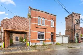 In de rustige Lindestraat 27 te Attenhoven ontdek je deze te renoveren woning met bijzonder veel potentieel, gelegen op een royaal perceel van 1.025 m². Op het gelijkvloers bevinden zich een inkomhal, een ruime leefruimte, een grote keuken, badkamer en apart toilet. Via de keuken bereik je een aangename koer van 103 m² die uitloopt op een diepe tuin van bijna 750 m² – ideaal voor tuinliefhebbers of gezinnen die houden van buitenruimte. Op de eerste verdieping vind je drie slaapkamers en een vaste trap naar de zolder van 30 m², waar nog extra woonruimte kan worden gecreëerd. Bovendien beschikt de woning over twee aangrenzende garageboxen. Een uitstekende kans voor wie op zoek is naar een renovatieproject met ruimte, rust en mogelijkheden! Kom zeker eens kijken naar dit pand vol potentie! Boek je afspraak snel!