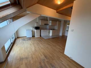 Dit appartement bevindt zich op de derde verdieping van een kleinschalig gebouw zonder lift. De lichtrijke leefruimte van ongeveer 32 m² geeft toegang tot een aangenaam terras en sluit aan op een open, semi-ingerichte keuken. De slaapkamer van 14 m² biedt voldoende ruimte en comfort. Daarnaast is er een bergruimte voorzien voor een wasmachine. De badkamer van 3,2 m² is uitgerust met een douche, toilet en lavabo. Via een trap bereikt u de zolderkamer van 9 m², voorzien van een velux-dakraam en een kleine lavabo, ideaal als bureau, dressing of hobbyruimte. Er werd recent een nieuwe individuele gasketel geplaatst. Het appartement beschikt over een individuele elektriciteitsmeter en een tussenteller voor het verbruik van het water (provisie van 25€ per maand). Onmiddellijk beschikbaar.