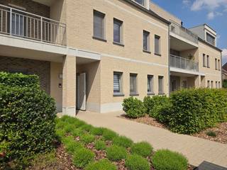 <p><span><strong>Prachtig gelijkvloers appartement met 2 slaapkamers en ruime tuin.</strong></span></p>
<p>U komt binnen via de inkomhal die alle vertrekken met elkaar verbindt. Van hieruit betreedt u via een glazen deur de open leefruimte, waar licht en ruimte centraal staan. Deze ruimte biedt alle mogelijkheden om in te richten met een comfortabele zithoek, een ruime eetplaats en eventueel zelfs een bureauhoek.</p>
<p>Aansluitend bevindt zich de open keuken die naadloos aansluit op de leefruimte. Deze is volledig uitgerust met alle hedendaagse toestellen en voldoende opbergmogelijkheden. Het keukeneiland vormt een extra troef en biedt bijkomende kastruimte en een afgietbak. Naast de keuken is er een zeer ruime voorraadberging voorzien met aansluiting voor wasmachine en extra stockage.</p>
<p>Vanuit de leefruimte geniet u van een prachtig zicht op de noordgerichte tuin van 100 m², die bereikbaar is via een schuifpui of achterdeur. Het aansluitende terras van 35 m² vormt een ideale buitenruimte om in alle rust te genieten. De tuin is bovendien ook rechtstreeks toegankelijk via de private bovengrondse autostaanplaats, wat zorgt voor extra praktische gebruiksvriendelijkheid.</p>
<p>Het appartement beschikt over twee slaapkamers. De ruime master bedroom biedt voldoende plaats om twee kastenwanden om zo een soort inloopdressing te creëren. De tweede slaapkamer is perfect als logeerkamer, kinderkamer, bureau of hobbyruimte.</p>
<p>De badkamer is volledig uitgerust met een douche, ligbad, badkamermeubel met enkele wastafel, opbergruimte en drie spiegelkastjes. Daarnaast is er ook een apart toilet aanwezig.</p>
<p>Tot slot beschikt deze woning over uitstekende parkeermogelijkheden. Er is zowel een ondergrondse ruime autostaanplaats als een bovengrondse private staanplaats vlak aan de tuin. Vanuit de ondergrondse parking is er bovendien een ruime kelderberging voorzien met dubbel stopcontact, ideaal voor extra opslagruimte.<br /><br />Positieve punten:<br />- Ruim appartement met veel buitenruimte.<br />- EPC label A.<br />- Toilet op regenwater.<br />- Locatie nabij centrum Dessel.<br />- Rolluiken in beide slaapkamers.<br />- Lift aanwezig binnen de residentie.<br />- Servicekosten inbegrepen in de huurprijs.</p>