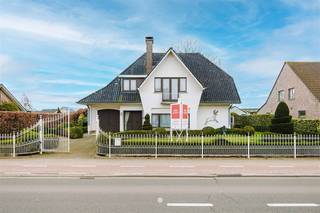 Deze degelijk gebouwde villa uit 1968 bevindt zich op een uitzonderlijk ruim en mooi zuidgericht perceel van 1.725 m². De woning beschikt over...