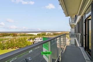 Droom je van een eigen stek aan de kust? Dit appartement te koop in Bredene aan Zee biedt een unieke kans om te genieten van rust, licht en een adembenemend uitzicht.<br /><br />Dit instapklaar appartement van 60m² beschikt over een lichtrijke leefruimte met directe toegang tot het terras, waar je elke dag wordt getrakteerd op een fraai zicht over de duinen en de zee. De open indeling creëert een aangenaam ruimtegevoel, terwijl de keuken en badkamer functioneel ingericht zijn. Met één volwaardige slaapkamer is dit het ideale pand voor wie een tweede verblijf zoekt of compact wil wonen aan zee. Gelegen in een topligging in Bredene aan Zee, nabij het centrum en de kust, geniet je hier namelijk van een perfecte combinatie tussen natuur en bereikbaarheid.<br /><br />Interesse in dit appartement in Bredene aan Zee? Neem vandaag nog contact op met Immo Francois en plan je bezoek. Actief in Bredene en omstreken begeleiden wij je graag bij elke stap naar jouw nieuwe eigendom.<br /><br />Denk je eraan je huidige woning te verkopen? Immo Francois biedt een professionele en vrijblijvende begeleiding.<br /><br />Woning verkopen in Bredene aan Zee? Vraag je gratis schatting aan bij Immo Francois via [e-mail].<br /><br />