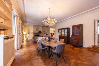 Deze uitzonderlijke villa is gelegen op een perceel van ca. 4.950 m² langs de Antwerpsesteenweg in Vosselaar en combineert aanzienlijke volumes...