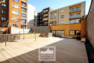 <p>"ABSOLUTE TOPPER" - Afspraak ENIGE BEZOEKDAG ENKEL telefonisch via Randy Remue op 0479/ 99. 99. 90, meer info via Facebook "Remue Randy" - LIKE de pagina en blijf op de hoogte van alle nieuwe woningen. De stukken van de woning zijn te consulteren op www.immo-zone.be. Dit centraal gelegen APPARTEMENT vinden we terug in de Ieperstraat 22, Oostende. Dit appartement met veel potentieel is centraal gelegen in het commerciële centrum van Oostende. Indeling: Het appartement is gelegen op de 1e verdieping en is te bereiken via trap of lift. Bij het binnenkomen treffen we de inkomhal met toegang tot de 2 volwaardige slaapkamers, elk met toegang tot de badkamer, voorzien van douche en wastafel. De lichtrijke leefruimte biedt voldoende plaats voor een gezellige zithoek en een aparte eetplaats. Aansluitend bevindt zich de keuken, die beschikt over heel wat kastruimte en een praktische indeling. Er is ook een bergruimte voorzien. Een absolute troef is het ruime terras, waar je in alle rust kan genieten van het buitenleven. Mogelijkheid tot huren van een autostaanplaats en garage. Mogelijkheid tot aankoop van 2 bergingen. Dit appartement is een ABSOLUTE TOPPER voor starters, gezinnen, investeerders of voor wie op zoek is naar een buitenverblijf aan de kust. P-score: D / G-score: D. VOOR ZEER SNELLE BESLISSERS!!<br />IMMO ZONE RHODELAND RANDY REMUE - 0479/ 99. 99. 90</p>