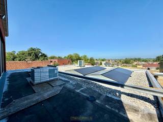 Deze stijlvolle nieuwbouwwoning in het landelijke Zwalm combineert modern wooncomfort met een <strong>RUSTIGE LIGGING</strong> in een doodlopende straat. Het pand kent een overvloed aan natuurlijke <strong>LICHTINVAL</strong> dankzij de grote raampartijen.<br /><br />De woning werd afgewerkt met <strong>KWALITATIEVE, ENERGIEZUINIGE</strong> materialen en is uitgerust met een <strong>WARMTEPOMP</strong> en <strong>4 ZONNEPANELEN</strong>, wat zorgt voor een laag energieverbruik. Daarnaast bieden de automatische rolluiken en screens aan de achterzijde extra comfort en privacy.<br /><br />Bent u op zoek naar een instapklare, energiezuinige woning op een rustige locatie? Dan is deze eigendom zeker een bezoek waard.<br /><br />De indeling gaat als volgt; inkom met trap naar eerste verdiep,<strong> LICHTRIJKE WOONKAMER </strong>met<strong> OPEN, INGERICHTE KEUKEN,</strong> bergruimte, hall met trap naar tweede verdiep, afzonderlijk toilet, bergruimte, hall, <strong>3 VOLWAARDIGE SLAAPKAMERS</strong>, ingerichte badkamer en afzonderlijk toilet. Buiten is het heerlijk vertoeven op het <strong>DAKTERRAS </strong>met <strong>PRACHTIG ZICHT.</strong><br /><br />!Het pand bevindt zich in de laatste afwerkingsfase. Het pand zal bij beschikbare ingangsdatum volledig afgewerkt zijn!<br /><br /><strong>Adres: </strong>Zuidlaan 138A - 9630 Zwalm<br />Beschikbaar vanaf 1 januari 2027<br />Huurprijs: € 1185,00/ maand<br />EPC: A label