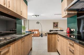 <p><span>Élégant appartement de 2 chambres de 86 m² aux finitions haut de gamme, idéalement situé à Mortsel</span></p><p><span>Découvrez cet appartement aux finitions raffinées situé au 100 Roderveldlaan à Mortsel. Avec ses deux chambres et ses matériaux haut de gamme, cet appartement offre une combinaison idéale entre qualité, confort et style de vie contemporain.</span></p><p><span>Son emplacement exceptionnel constitue un atout majeur, avec des commerces, des écoles et les transports en commun à proximité. <br />Grâce aux liaisons faciles vers Anvers et les communes environnantes, cet appartement est idéal pour ceux qui souhaitent vivre confortablement et au cœur de l'action.</span></p><p><span>Une opportunité exceptionnelle pour les jeunes ménages, les couples ou les investisseurs à la recherche d’un bien de qualité dans un emplacement privilégié !</span></p><p><span> </span></p><p><span>Agencement </span></p><p><span> </span></p><p><span>- Un hall d'entrée central donnant accès à toutes les pièces</span></p><p><span>- 2 grands débarras, dont 1 équipé d'un branchement pour lave-linge et sèche-linge</span></p><p><span>- Un vaste espace de vie lumineux avec cuisine ouverte et accès à la terrasse. </span></p><p><span>- La cuisine ouverte est équipée de tout le confort nécessaire ; on y a opté pour un plan de travail en granit.</span></p><p><span>-</span></p>