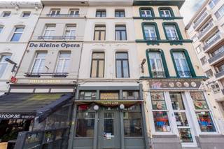 Op een centrale en gegeerde locatie in hartje Antwerpen vinden we dit veelzijdige handelshuis met tal van mogelijkheden.<br />Het handelsgelijkvloers van ca. 50 m² is praktisch ingericht en beschikt over eigen sanitair. Daarnaast is er de mogelijkheid om hier eenvoudig een keuken te installeren, wat het pand uitermate geschikt maakt voor diverse commerciële activiteiten. Bovendien biedt het gelijkvloers de potentie om een terras te creëren, wat een absolute meerwaarde vormt voor horeca- of retailconcepten.<br />De bovenliggende verdiepingen dienen volledig gerenoveerd te worden, maar bieden een uitstekende kans om een volwaardige en ingerichte woonst te realiseren, ideaal voor wie wonen en werken wil combineren of als investeringsproject.<br />Tot slot beschikt het pand over een zeer handige kelder, perfect voor opslag of extra bergruimte.<br /><br />Troeven op een rij:<br />Centrale ligging in Antwerpen centrum<br />Handelsgelijkvloers van ca. 50 m²<br />Eigen sanitair + mogelijkheid tot keuken<br />Potentieel terras aan het handelsgedeelte<br />Bovenverdiepingen met woonpotentieel<br />Praktische kelder<br /><br />Een pand met karakter, locatie én toekomstmogelijkheden. Ideaal voor ondernemers, investeerders of creatieve renovatieprojecten.<br /><br />Interesse? Contacteer ons gerust voor meer informatie of een bezoek ter plaatse.<br /><br />Dit pand kan onderhevig zijn aan de renovatieverplichting die door de Vlaamse overheid wordt opgelegd voor residentiële gebouwen. Consulteer voor meer informatie de website van het Vlaams Energie- en Klimaatagentschap via https://www.vlaanderen.be/een-woning-kopen/renovatieverplichting-voor-residentiele-gebouwen-vanaf-2023.