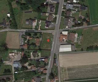 In Meulebeke, op de hoek van de Hulstboomstraat en de Steenovenstraat is deze bouwgrond van 720 m² beschikbaar voor het realiseren van een droomvilla op maat. Het ontwerp en de bouwstijl zijn vrij te kiezen. Zo ben je zeker dat de nieuwbouwwoning volledig voldoet aan jouw persoonlijke wensen en noden. De tuin is westelijk georiënteerd, zo geniet je steeds van een aangename avondzon.<br /><br />Hou je van een gevel van witte crepi met strakke vlakken of val je voor de charme van een landelijke baksteen met warme houtaccenten? Wat je persoonlijke voorkeur ook is, in Meulebeke bepaal jij hoe je toekomstige woning eruitziet. Dumobil gaat hiervoor met plezier aan de slag met jouw architect of stelt iemand voor op basis van je stijl.<br /><br />Interesse in een nieuw te bouwen villa op deze locatie? Contacteer ons voor een persoonlijk bezoek of maak een afspraak met één van onze bouwadviseurs. Dat kan op ons kantoor of in de kijkwoning in Tielt of Erpe-Mere tijdens één van onze bezoekdagen. Bezoek onze website en laat u inspireren door onze villabouw realisaties in landelijke, hedendaagse of moderne bouwstijl.<br /><br />Contacteer ons voor meer info: <strong>051/40.10.12</strong> | <strong>info@dumobil.be</strong> | <strong>www.dumobil.be/nl/villabouw/bouwgronden/meulebeke-bouwgronden-voor-villabouw</strong>