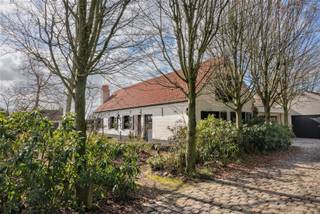 Op een boogscheut van het Kasteel van Ooidonk en vlakbij de Leie is deze landelijke hoeve met idyllisch karakter subliem gelegen.De woning ademt...