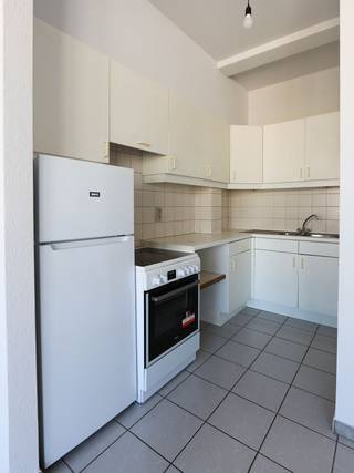 <p><strong><u>Bezoek mogelijk na aanmaken huurprofiel: </u></strong><strong>https://onid.mijnhuurprofiel.be/property/eb8e526e-0469-4648-8673-1d2dfab1ec8f</strong></p><p><br /></p><p><br /></p><p>Dit aangename appartement is gelegen in het centrum van Wilrijk op wandelafstand van de Bist. Dankzij deze centrale ligging zijn er niet enkel scholen, openbaar vervoer en winkels in de directe omgeving maar ook belangrijke invalswegen zoals A12, E19, Ring van Antwerpen.</p><p><br /></p><p>Het appartement beschikt over een inkomhal, apart toilet, leefruimte met keuken, twee slaapkamers en een badkamer. Verder is er een garagebox die mee verhuurd wordt voor 75 euro per maand.</p><p><br /></p><p>Troeven</p><ul><li>Centrale ligging</li><li>Garagebox</li><li>Lage maandelijkse kosten (50 euro)</li></ul>