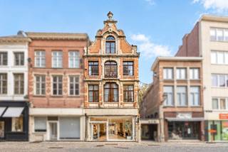 <p>Wonen en werken onder één dak, midden in het bruisende centrum van Mechelen: dat is wat dit karaktervolle handelspand op de Befferstraat 15 je te bieden heeft. Het pand dateert van 1756 en ademt geschiedenis, maar combineert dit met een praktische indeling die zich uitstekend leent voor een combinatie van commerciële activiteit en wonen. Met een perceelbreedte van bijna 6 meter en een diepte van 12 meter biedt dit pand een verrassend royale bewoonbare oppervlakte van 209 m², verdeeld over een grondoppervlakte van 68 m².</p><p>De indeling van het pand biedt heel wat mogelijkheden dankzij de commerciële bestemming op het gelijkvloers, ideaal voor een winkel, kantoor of praktijkruimte met zicht op straat. Daarboven vind je de private leefruimtes, met voldoende slaapkamers en een badkamer om comfortabel te wonen. De achterbouw werd in 2009 gerenoveerd, wat zorgt voor een frisse aanvulling op het historische karakter van het voorste gedeelte van de woning.</p><p>Het pand bevindt zich momenteel in een staat die om modernisering vraagt, en biedt daardoor een mooie kans om je eigen stempel te drukken op deze centraal gelegen eigendom. Plannen zijn beschikbaar, wat de verdere uitwerking van je renovatieproject vergemakkelijkt. </p><p>De ligging is een absolute troef: winkels bevinden je op amper 50 meter, een openbaarvervoerhalte ligt eveneens op 50 meter afstand, en scholen zijn te voet bereikbaar binnen 150 meter. De combinatie van uitstekende bereikbaarheid, een bruisend historisch centrum en een ondernemersvriendelijk klimaat maakt de stad enorm aantrekkelijk voor zowel start-ups als vestigingen.</p><p>Ben je op zoek naar een pand met karakter, potentieel en een uitstekende centrumligging in Mechelen? Neem dan contact op met ons kantoor om een bezoek in te plannen en de mogelijkheden van dit pand persoonlijk te ontdekken. EXTRA troef : via de zijstraat hebt u een extra inkomdeur, die de toegang naar de bovenliggend appartement eenvoudiger maakt. Maak vandaag nog een afspraak en kom zelf dit pand ontdekken. - nico@altro-vastgoed.be / 0488 42 42 24</p>