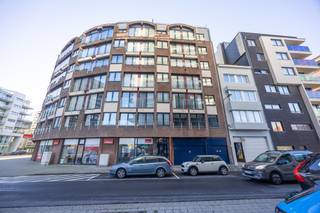 Dit appartement bevindt zich in een rustig en verzorgd gebouw en biedt een aangename woonervaring met veel comfort. De ruime woonkamer geniet van royale lichtinval dankzij de grote ramen. De recent gerenoveerde keuken is praktisch ingericht en heeft een aansluitende berging met aansluiting voor de wasmachine. Er zijn twee slaapkamers die beide uitgeven op het terras. Verder is er een afzonderlijk toilet en een badkamer uitgerust met ligbad, douche en lavabo.<br />Het appartement is onmiddellijk beschikbaar.<br />De huurprijs bedraagt 905 euro per maand, aangevuld met 85 euro voorschot voor de algemene onkosten, 35 euro voorschot voor water en 75 euro voorschot voor verwarming.<br />In het gebouw is er bovendien de mogelijkheid om een staanplaats bij te huren voor 100 euro per maand. Een lift is aanwezig voor extra comfort.