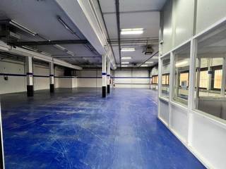 Deze ruime loods is uitstekend gelegen langs de Leuvensesteenweg in Zaventem, met een vlotte verbinding naar de Brusselse Ring en de E40...