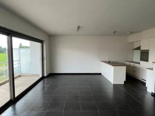 Dit aangename appartement met een bewoonbare oppervlakte van 90 m² biedt een ruime leefruimte met open keuken. Verder beschikt u over twee slaapkamers, een badkamer en een afzonderlijk toilet.<br /><br />Daarnaast geniet u van een ruim, zuidgeoriënteerd terras waar u de hele dag door van de zon kunt genieten.<br /><br />De woonentiteit bevindt zich op wandelafstand van onder meer winkels en een bakker. Bovendien geniet u van een vlotte verbinding richting zowel Oudenaarde als Gent.<br /><br />U kunt ondergronds binnenrijden, waar een privéparkeerplaats voor u is voorzien. <br />Extra bergruimte is beschikbaar in de aparte kelderberging.<br /><br />De vaste kosten bedragen €50 per maand.