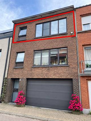<p><strong>Appartement van ca. 70 m² op de tweede verdieping, gelegen aan de Wouwendonkstraat 90 te 2570 Duffel.</strong></p><p>Het appartement beschikt over een aangename leefruimte, een vernieuwde keuken en een open terras. Daarnaast zijn er op het gelijkvloers nog verschillende privatieve en gemeenschappelijke voorzieningen.</p><p><strong>Indeling</strong></p><ul><li>Gemeenschappelijke inkom</li><li>Fietsenstalling van ca. 5,62 m²</li><li>Terras van ca. 11,5 m²</li><li>Berging van ca. 8,91 m²</li><li>Tuin toebedeeld aan eerste verdieping</li></ul><p><strong>Tweede verdieping</strong></p><ul><li>Inkomhal van ca. 6 m²</li><li>Living van ca. 25 m²</li><li>Vernieuwde keuken van ca. 6,4 m², uitgerust met inox spoelbak, vitrokeramische kookplaat, dampkap, oven en koelkast</li><li>Afzonderlijk toilet</li><li>CV-ruimte</li><li>Badkamer van ca. 2,76 m² met inloopstortbad en lavabomeubel met spiegel</li><li>Ruime slaapkamer van ca. 11,2 m²</li><li>Bureelruimte van ca. 4,10 m² met schuifraam naar een open terras van ca. 5,9 m²</li></ul><p><strong>Huurtoestand:</strong> onmiddellijk beschikbaar.</p><p>Er bestaat bovendien de mogelijkheid om dit appartement te combineren met het appartement op de eerste verdieping en zo een duplex te vormen.</p><p>Basisakte indien aparte verkoop in opmaak.<br /><br /> </p>